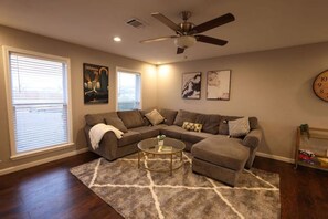 Living area - Cozy stay by Ft. Sill&Hospital! (Lawton)