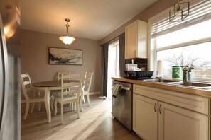 Private kitchen - Cozy stay by Ft. Sill&Hospital! (Lawton)