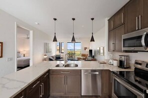 冷蔵庫、電子レンジ、オーブン、コンロ