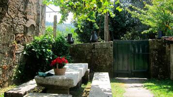 Traditional Cottage | 2 bedrooms, individually decorated, individually furnished