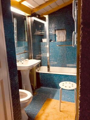 Traditionele cottage | Badkamer | Gratis toiletartikelen, een haardroger, badjassen, handdoeken