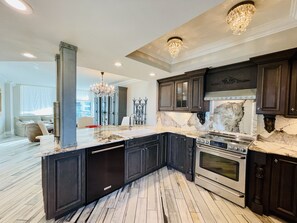 Refrigerador, horno, parrilla de estufa y lavavajillas 