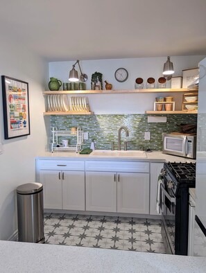 Frigorifero, microonde, forno, piano cottura