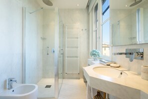 Shower, hair dryer, bidet, towels - Deluxe Penthouse Ponte Vecchio with Duomo/Uffizi View +Breakfast+Parking+Terrace (Firenze)