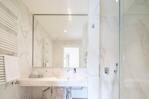 Shower, hair dryer, bidet, towels - Deluxe Penthouse Ponte Vecchio with Duomo/Uffizi View +Breakfast+Parking+Terrace (Firenze)