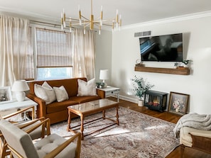 Living area - High Point House - amazing location -Sleeps 12! (Memphis)