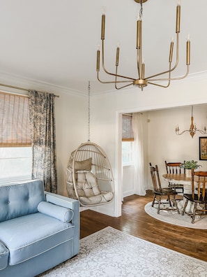 Living area - High Point House - amazing location -Sleeps 12! (Memphis)