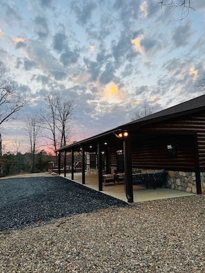 Terrace/patio - Hot Tub! Just 25-30 Minutes N of Broken Bow Lake. Firepit! High Speed Wifi!! (Smithville)