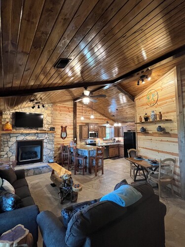 Hot Tub! Just 25-30 Minutes N of Broken Bow Lake. Firepit! High Speed Wifi!!