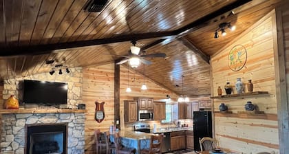 Hot Tub! Just 25-30 Minutes N of Broken Bow Lake. Firepit! High Speed Wifi!!