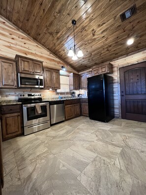 Fridge, microwave, oven, stovetop - Hot Tub! Just 25-30 Minutes N of Broken Bow Lake. Firepit! High Speed Wifi!! (Smithville)