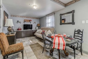 TV - Lovely Home in the Heart of Springfield (Springfield)