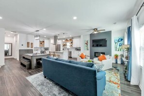 Smart TV, caminetto, libri