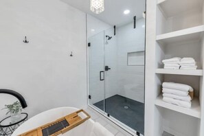 Secadora de cabello, toallas, jabón, shampoo 