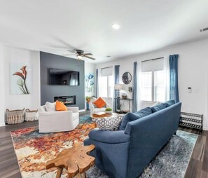 Smart TV, chimenea y libros 