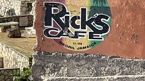 Segnaletica per Rick's Cafe, fondato nel 1974, situato a Negril, Giamaica.
