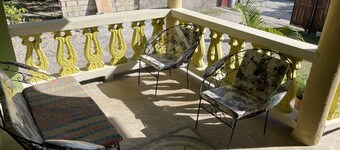 1 King bed, cable tv , wifi mini fridge stocked with welcome beer