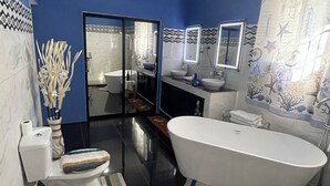 Un bagno con vasca, WC e lavabo.