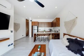 2 habitaciones, caja de seguridad en la habitación y escritorio 