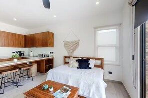 2 chambres, coffre-fort, bureau, fer et planche Ă repasser