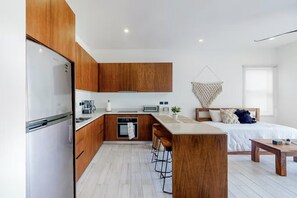 Refrigerador, horno, parrilla de estufa y cafetera y tetera 