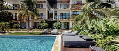 بركة سباحة ضيّقة