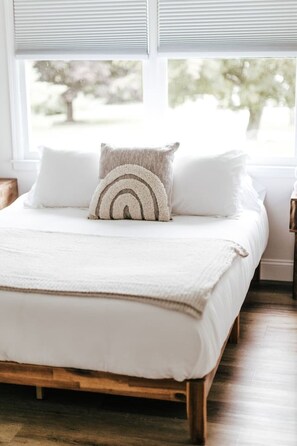 Desk, iron/ironing board, WiFi, bed sheets