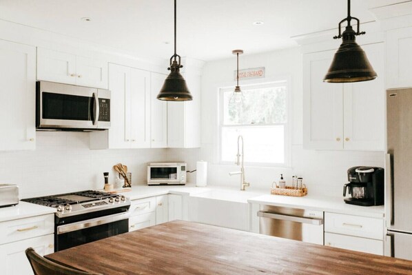 Fridge, microwave, oven, stovetop - The Cottage | Modern & Cozy | Mountain Creek Ski (Sussex)