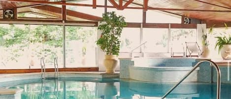 Un sauna, una bañera de hidromasaje, baño turco, masajes