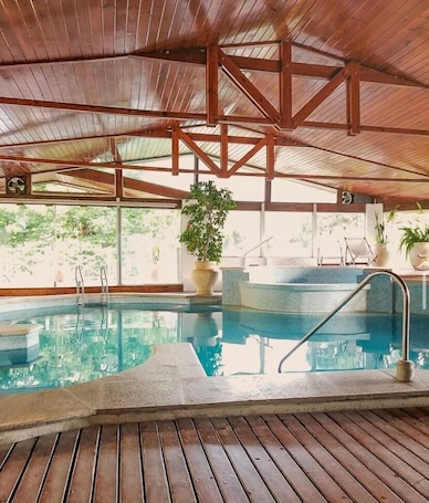 Un sauna, una bañera de hidromasaje, baño turco, masajes