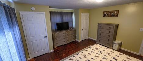 5 bedrooms, WiFi, bed sheets, wheelchair access