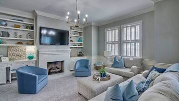 Smart-TV, Kamin, Bücher