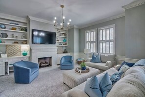 Smart TV, chimenea, libros