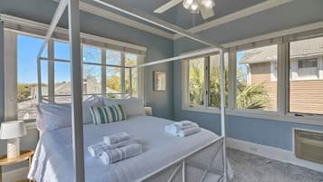 4 habitaciones, escritorio y tabla de planchar con plancha