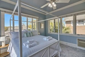 4 habitaciones, escritorio y tabla de planchar con plancha 