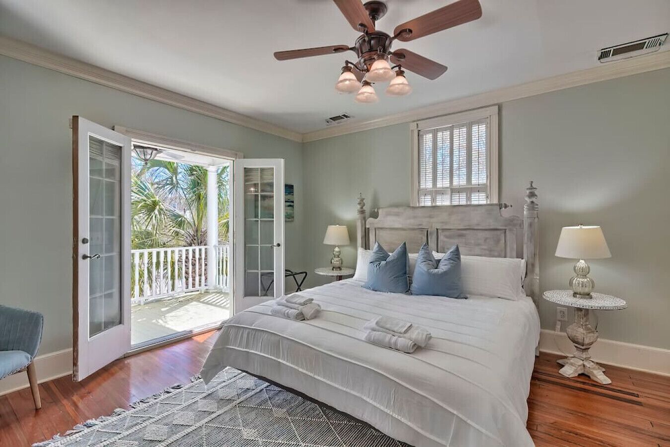 4 bedrooms, desk, iron/ironing board, travel cot