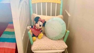 2 habitaciones, escritorio y tabla de planchar con plancha