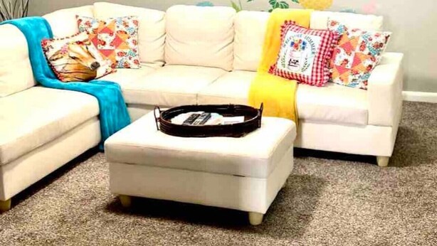 Smart TV, offices - The Checkered Daisy Cottage: Colorful and Fun (Price)