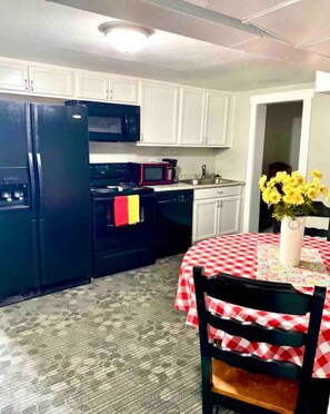 Jääkaappi, mikroaaltouuni, uuni, liesi