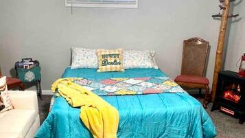 1 habitación, escritorio, tabla de planchar con plancha y cuna de viaje