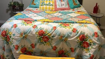 1 habitación, escritorio, tabla de planchar con plancha y cuna de viaje