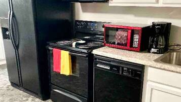 冰箱、微波炉、烤箱、炉灶