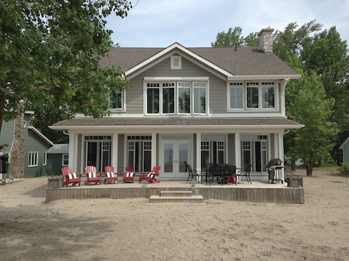 Beautiful Beachfront Family Cottage