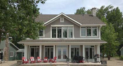 Beautiful Beachfront Family Cottage