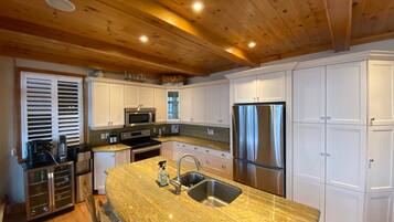 Geladeira, micro-ondas, fogão, cooktop