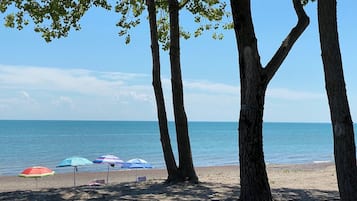 Na praia, espreguiçadeiras