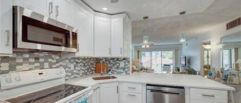 Een koelkast, een microgolfoven, een oven, een kookplaat