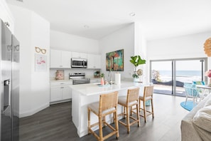 Refrigerador, microondas, placa de cocina, cafetera/tetera