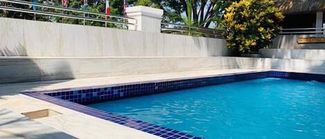 Kolam renang outdoor musiman