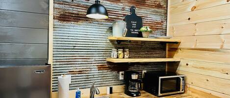 Kjøleskap, mikrobølgeovn, kaffetrakter/tekoker og brødrister